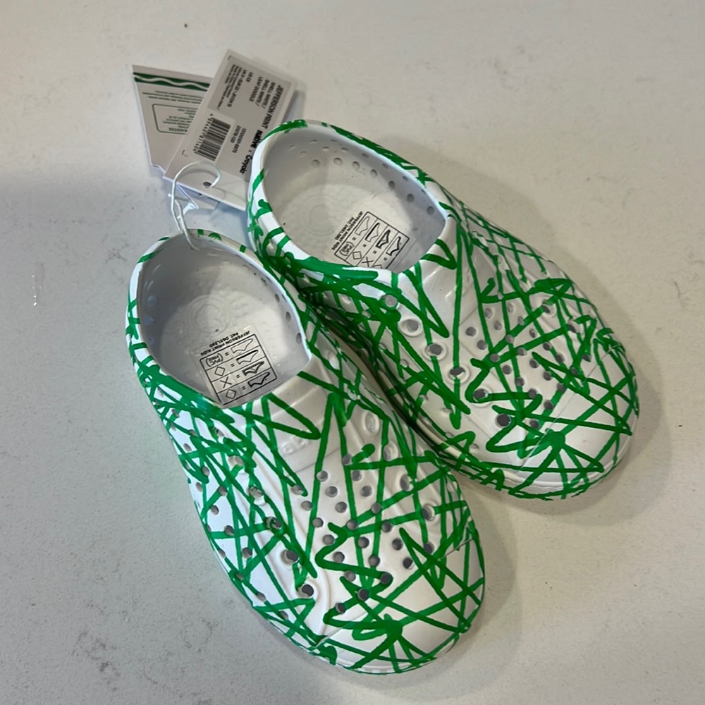 NWT crayola x native shoes toddler size 6, Jefferson style
